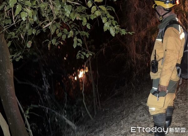 ▲▼ 鄰近黃蝶翠谷！高雄美濃雜草燒成山林火警　消防灌救一天一夜撲滅。（圖／記者賴文萱翻攝）