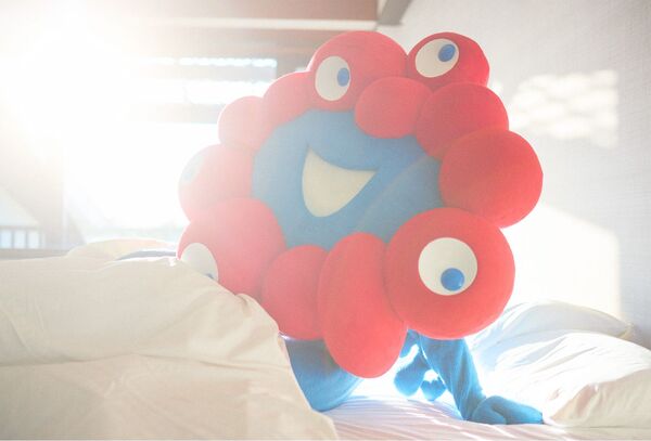 陽光射下，吉祥物「脈脈」慵懶起床啦。（取自大阪世博官網）