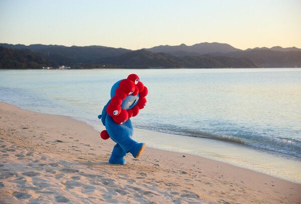 「脈脈」漫步沙灘。（取自大阪世博官網）