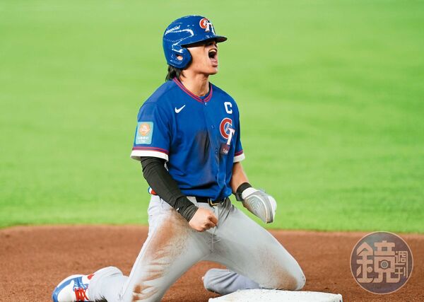 台灣隊長陳傑憲手指骨裂，在台韓大戰依舊上場代跑，以頭部滑壘上3壘，後跑回致勝分。