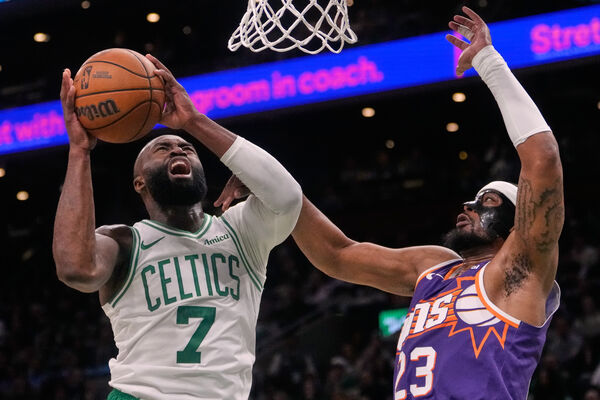 ▲鳳凰城太陽布克（Devin Booker）、波士頓塞爾提克布朗（Jaylen Brown）。（圖／達志影像／美聯社）