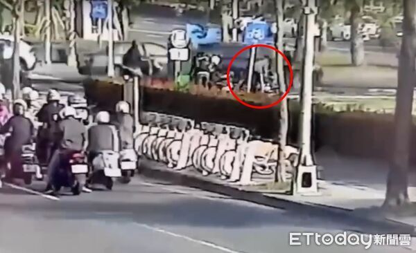 ▲▼長腿妹機車騎到沒油！違停待援露出破綻　警意外揪出毒駕＋通緝。（圖／記者許宥孺翻攝）