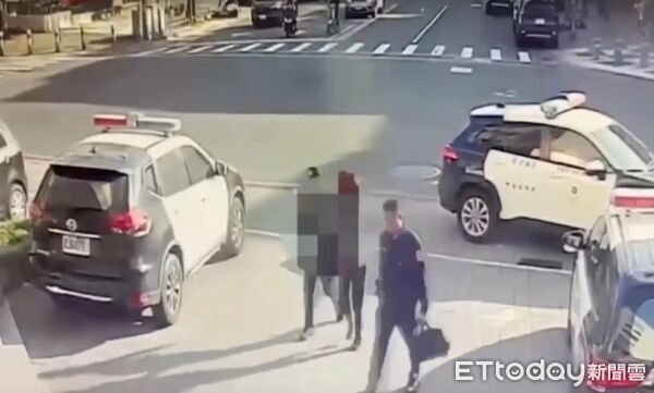 ▲▼長腿妹機車騎到沒油！違停待援露出破綻　警意外揪出毒駕＋通緝。（圖／記者許宥孺翻攝）