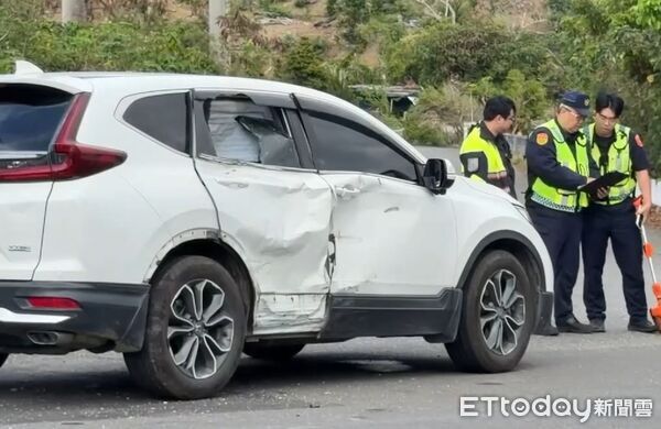 ▲直行機車與對向準備左轉的休旅車發生碰撞，騎士傷勢過重送醫不治。（圖／記者楊晨東翻攝）