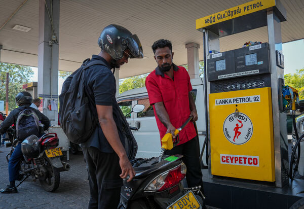 ▲▼中東戰爭,美伊戰爭,能源危機。3月16日，斯里蘭可倫坡（Colombo），加油站大排長龍。（圖／路透）