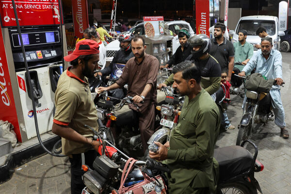 ▲▼中東戰爭,美伊戰爭,能源危機。3月6日，巴基斯坦克拉嗤（Karachi），加油站大排長龍。（圖／路透）