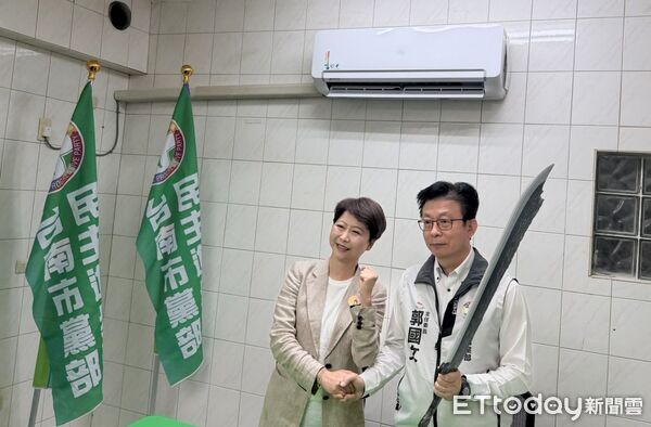 ▲民進黨台南市長提名人陳亭妃與民進黨市黨部主委郭國文初選後首度會面，被外界視為破冰整合。（記者林東良翻攝，下同）