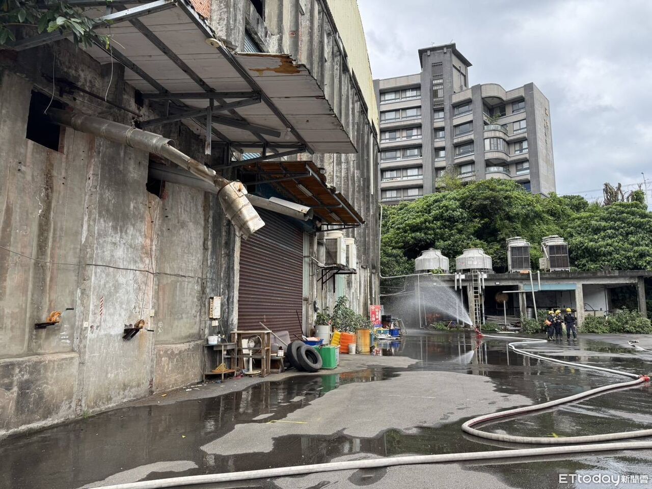 基隆廢廠驚傳「氣體洩漏」狂飄惡臭 消防緊急灑水