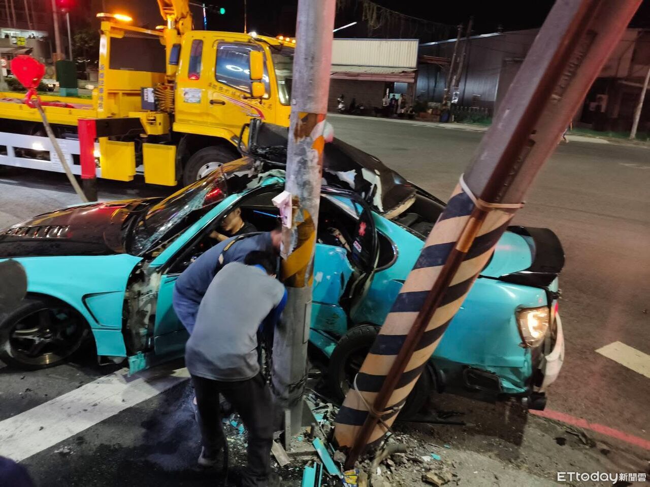 快訊/高雄轎車失控自撞電桿 2人胸腔骨折、肋骨斷裂送醫