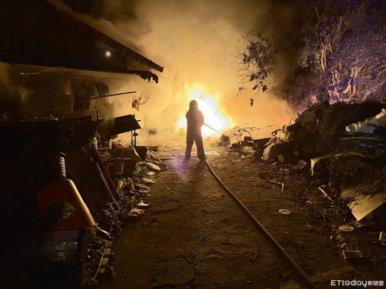 台南白河豬舍暗夜火警! 警消出動35人射水灌救