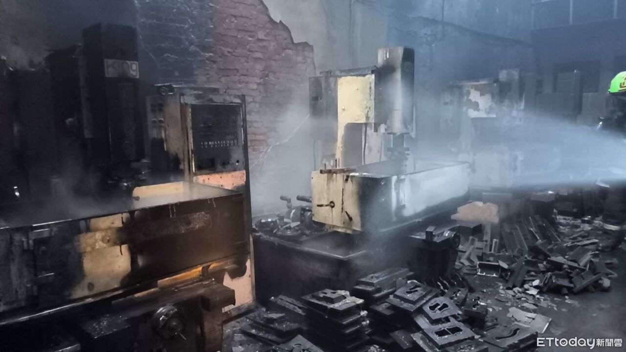 台中太平工廠起火!消防11車36人灌救 模具機台全燒成焦黑