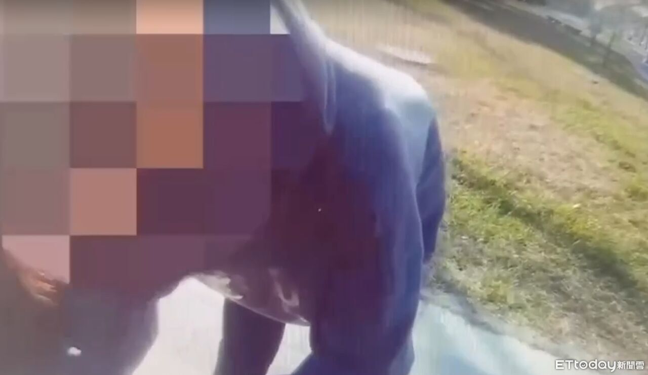 長腿妹機車騎到沒油!違停等待援露餡 警上前關心揪通緝+毒駕