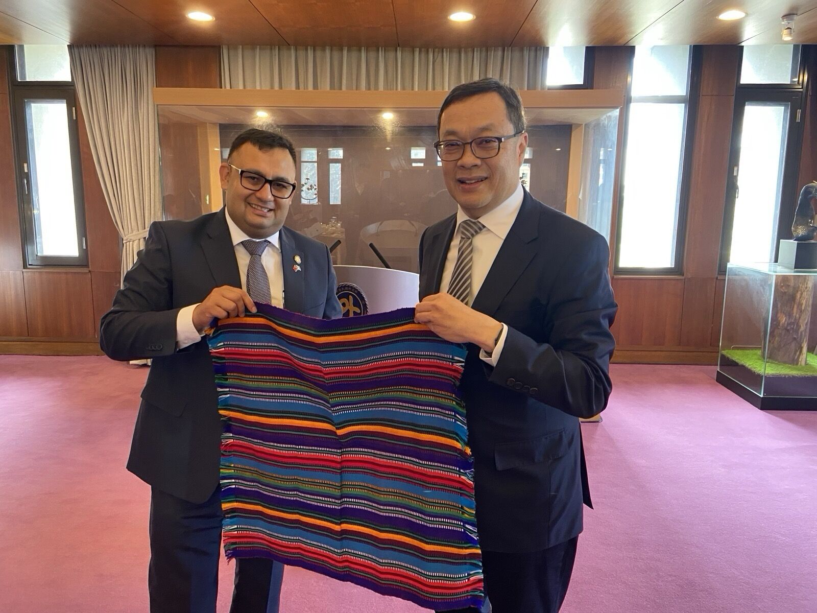 ▲▼瓜地馬拉交通部次長蘇利亞諾（Jos&eacute; Fernando Suriano，左）致贈外交部政務次長陳明祺（右）紀念品。（圖／外交部提供）