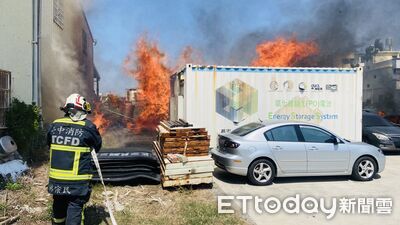 快訊／台中貨櫃屋突竄大火！小貨車遭波及全毀　2轎車半毀