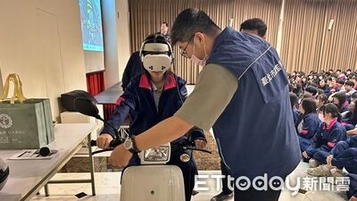 基隆推VR微電車沉浸體驗　警入校園強化學生交安觀念