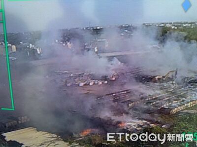 快訊／屏東「2公頃太陽能板」竄大火！警消出動5怪手　仍在搶救中