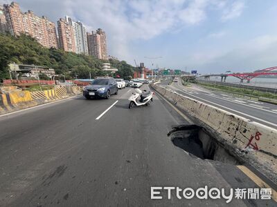 快訊／下班民眾注意！淡水民權路驚見2米寬天坑　內線封閉