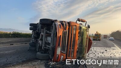 快訊／國1南下154.8K「大貨車翻覆」佔3車道！　車流回堵2公里