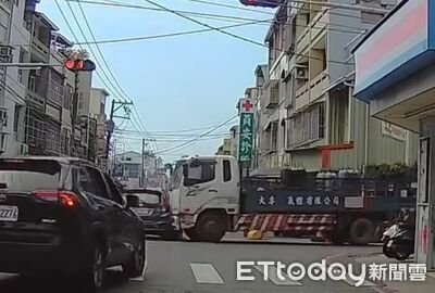 毒梟兄弟亡命飆車！闖紅燈遭大貨車攔腰撞　驚悚瞬間曝光