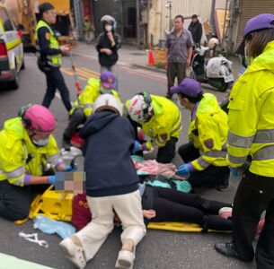 快訊／桃園聯結車機車相撞　疑「母與1歲女兒」命危搶救中！