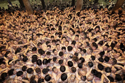 日本500年「裸祭」再添1死！萬人瘋搶寶木爆踩踏　58歲男宣告不治