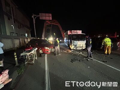基隆凌晨3車連環撞「零件碎滿地」！　2女受傷送醫