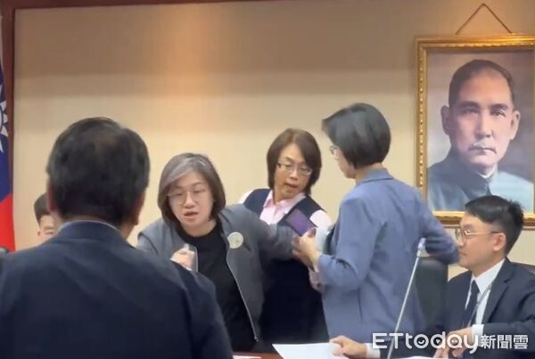 ▲陳培瑜拉住翁曉玲衣袖，翁憤而甩開。（圖／記者蘇靖宸攝）