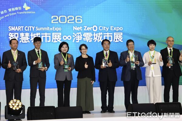 ▲台南市長黃偉哲出席智慧城市展開幕，並獲頒智慧城市創新應用獎。（記者林東良翻攝，下同）