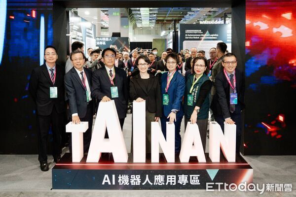 ▲台南市長黃偉哲出席智慧城市展開幕，並獲頒智慧城市創新應用獎。（記者林東良翻攝，下同）