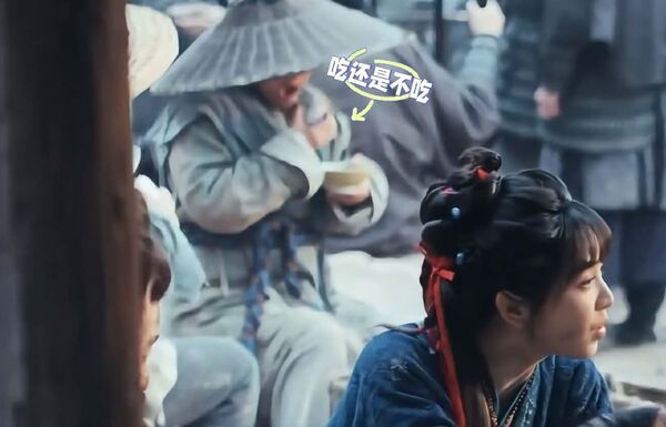 ▲▼《逐玉》狂被抓包穿幫鏡頭！阿伯假吃饅頭、大婚戲出現口罩。（圖／翻攝自微博、小紅書）