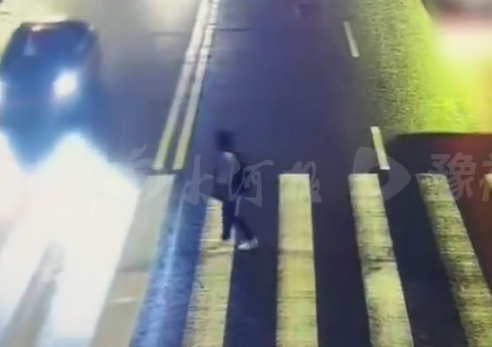 ▲事故監視器畫面。（圖／翻攝自微博，上同）