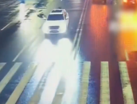 ▲▼陸高中生走斑馬線過馬路慘遭撞飛。（圖／翻攝自微博）