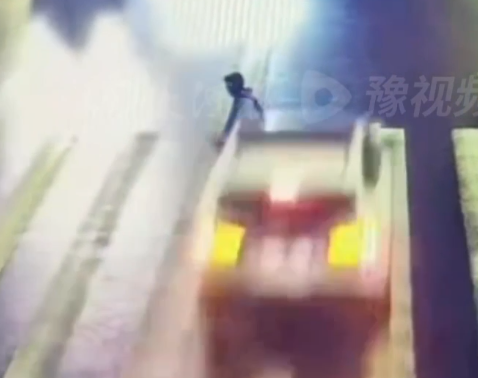 ▲▼陸高中生走斑馬線過馬路慘遭撞飛。（圖／翻攝自微博）