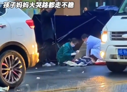 ▲現場救護人員CPR無果。（圖／翻攝自微博）