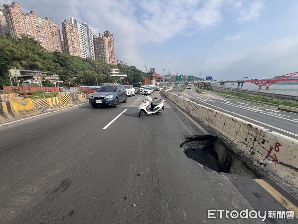 ▲淡水民權路內側車道路面出現約1公尺天坑。（圖／記者陳以昇翻攝）