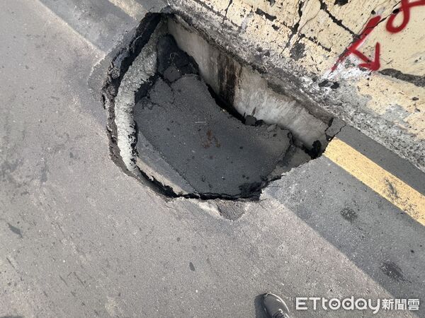 ▲淡水民權路內側車道路面出現約1公尺天坑。（圖／記者陳以昇翻攝）