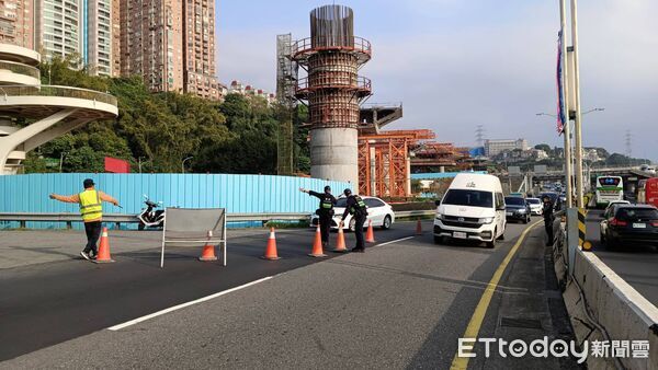 ▲淡水民權路內側車道路面出現約1公尺天坑。（圖／記者陳以昇翻攝）