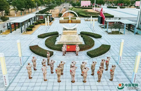 ▲▼  第71集團軍某旅組織基層風氣監督員和司務長向黨旗宣誓           。（圖／翻攝 中國軍網）