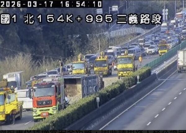▲國道1號南向154.8K處17日下午4時36分，發生一起翻車事故。（圖／高速公路1968）