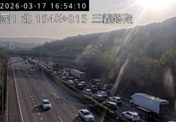 ▲國道1號南向154.8K處17日下午4時36分，發生一起翻車事故。（圖／高速公路1968）
