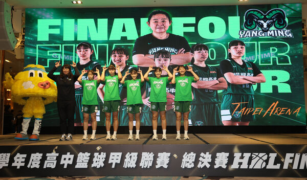 ▲陽明高中李台英教練(左1)與主將蘇衡(左2)。（圖／高中體總提供）