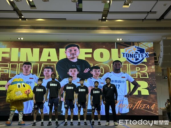 ▲東泰高中總教練高丁國柱與球隊先發5人。（圖／記者蔡厚瑄攝）