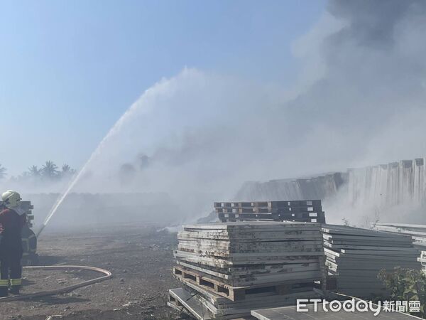 ▲林邊鄉太陽能板暫置場火警。（圖／記者陳崑福翻攝）
