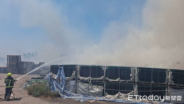 ▲林邊鄉太陽能板暫置場火警。（圖／記者陳崑福翻攝）
