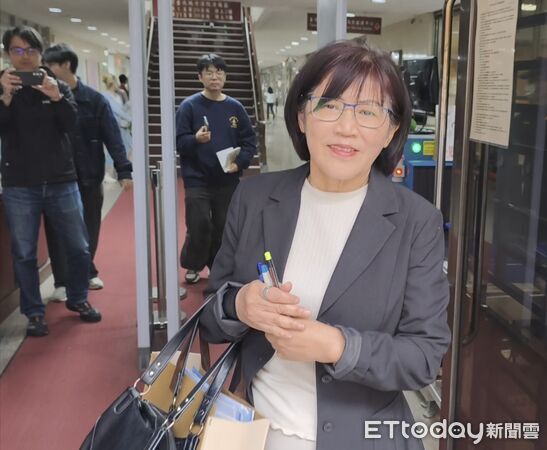 ▲▼公視前董事徐瑞希PO文退出台灣民眾黨，真的被註銷黨籍後，提告要求確認黨員資格，17日到台北地院出庭。（圖／記者黃哲民攝）
