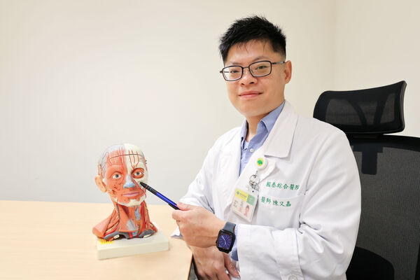 ▲▼國泰綜合醫院神經內科主治醫師陳又嘉提醒臉部持續疼痛，儘早就醫。（圖／國泰醫院提供）