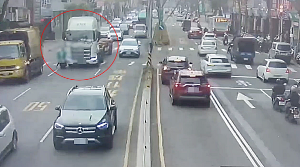▲桃園市八德區中華路今日下午近5時許發生聯結車與機車碰撞事故，圖為碰撞瞬間之監視畫面。（圖／八德分局提供）
