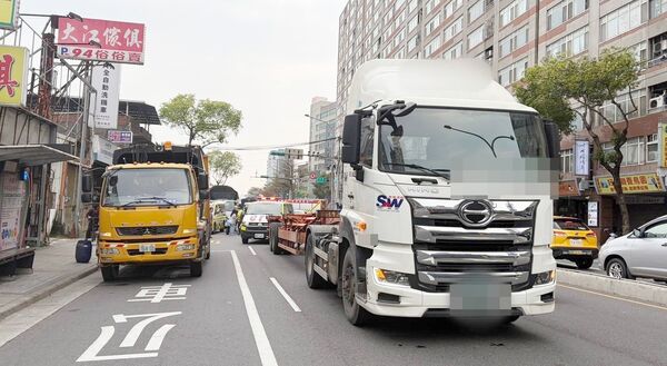 ▲桃園市八德區中華路今日下午近5時許發生聯結車與機車碰撞事故，圖為肇事之聯結車。（圖／八德分局提供）