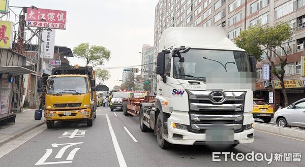 ▲桃園市八德區中華路今日下午近5時許發生聯結車與機車碰撞事故，圖為碰撞瞬間之監視畫面。（圖／八德分局提供）