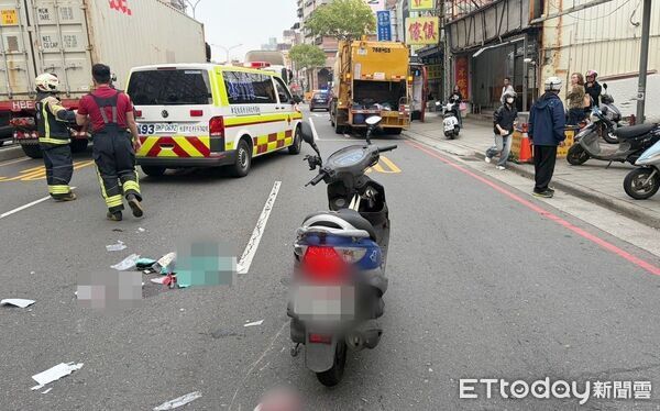 ▲桃園市八德區中華路今日下午近5時許發生聯結車與機車碰撞事故，圖為碰撞瞬間之監視畫面。（圖／八德分局提供）